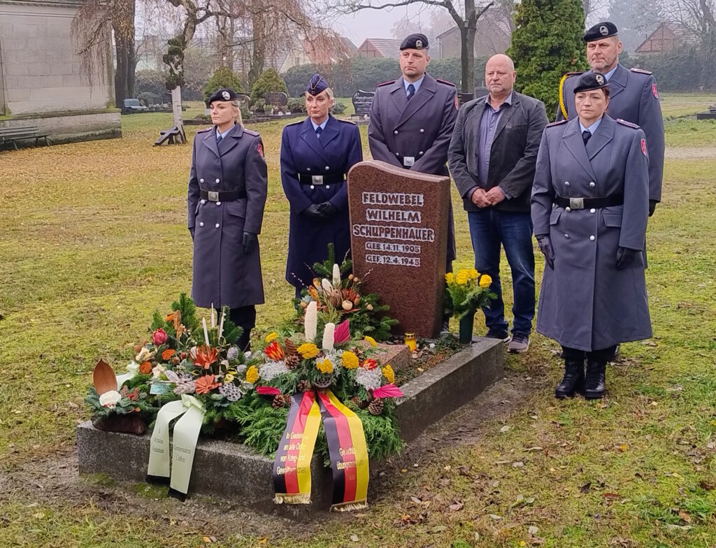 Ehrengarde der Bundeswehr am Grab von Wilhelm Schuppenhauer
